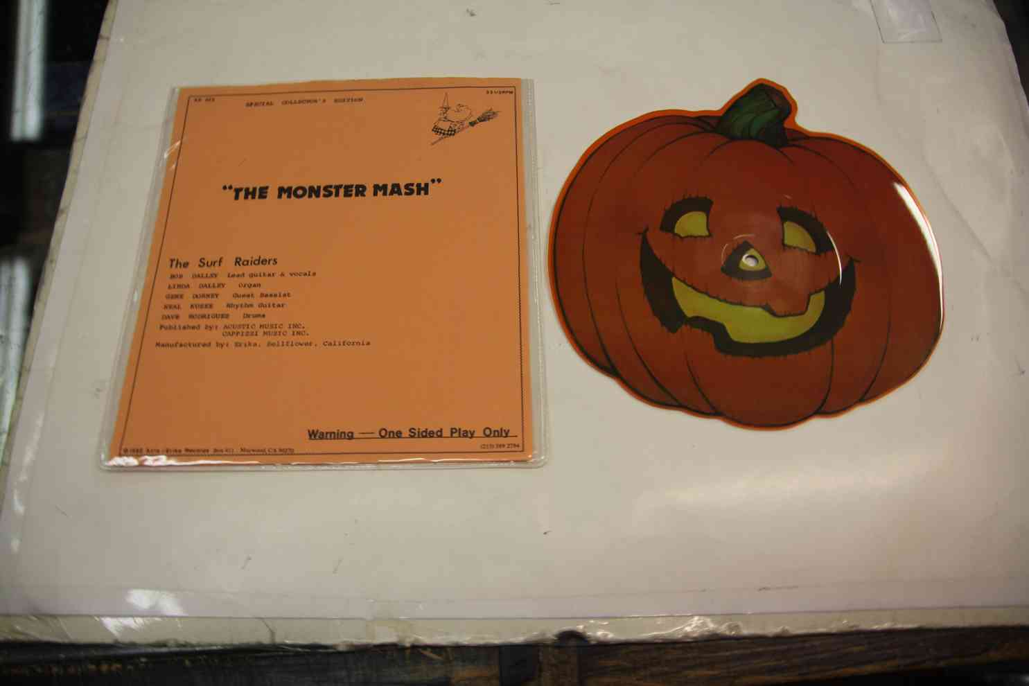 SURF RAIDERS - THE MONSTER MASH - SHAPE PICTURE SINGLE